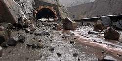 ریزش کوه آزادراه پل زال - خرم‌آباد را مسدود کرد