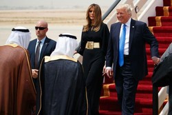 ترامپ: پادشاه عربستان چندین بار دست همسرم را بوسید!