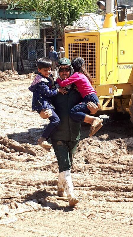 عکس/ دو کودک در پناه یک پاسدار