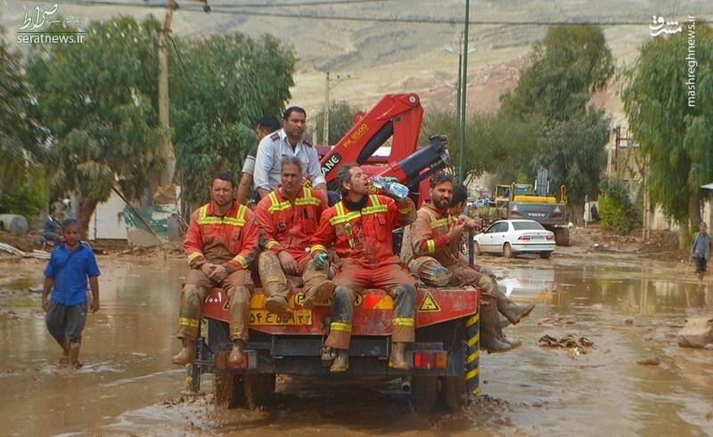 عکس/ حضور آتش نشانان داوطلب در مناطق سیل زده