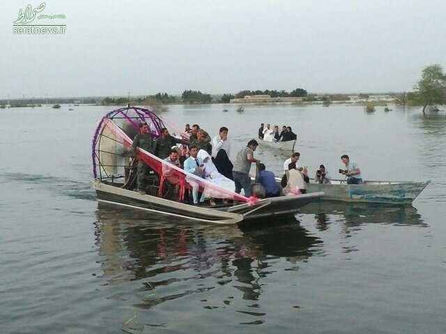 تصاویر/ مراسم ازدواج‌ زوج خوزستانی روی سیل