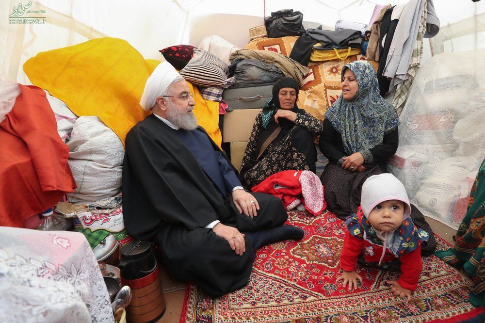 عکس/ روحانی در چادر سیل‌زدگان لرستانی