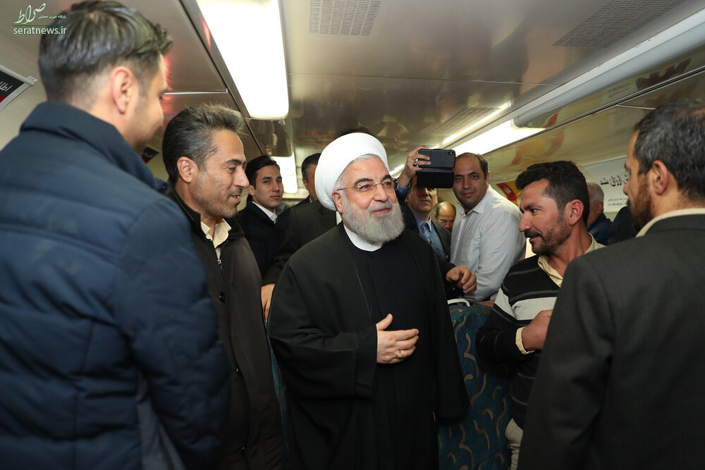 عکس/ روحانی در قطار شهری