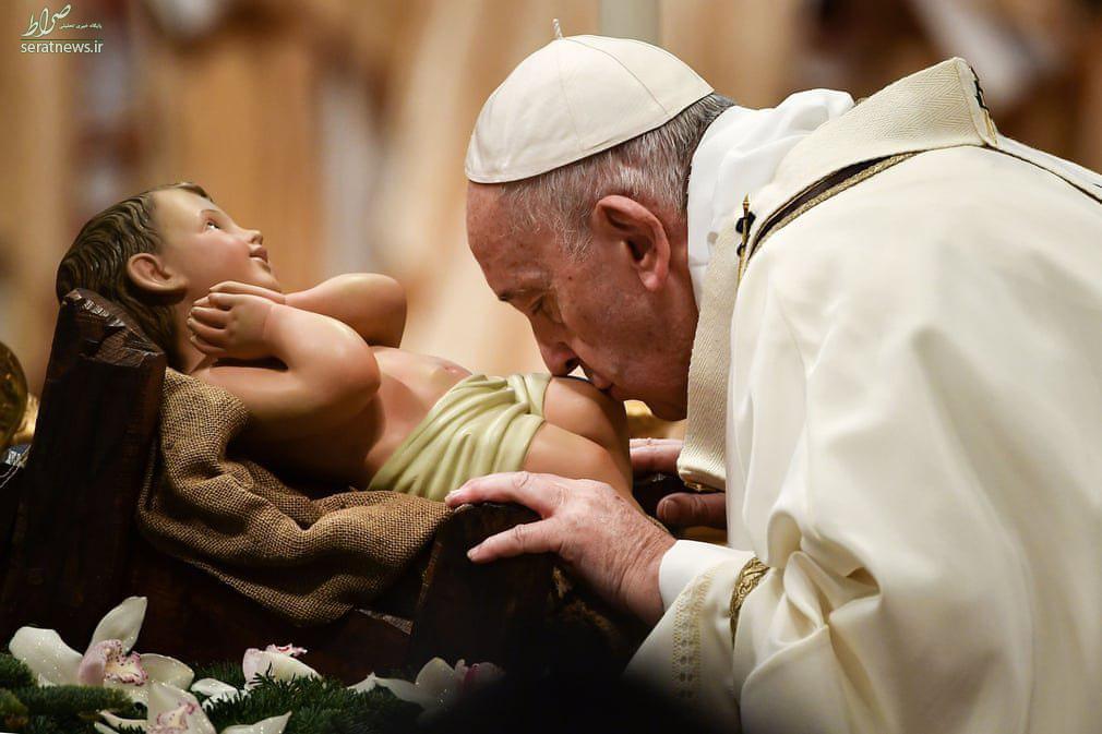 عکس/ بوسه پاپ فرانسیس به مجسمه مسیح نوزاد