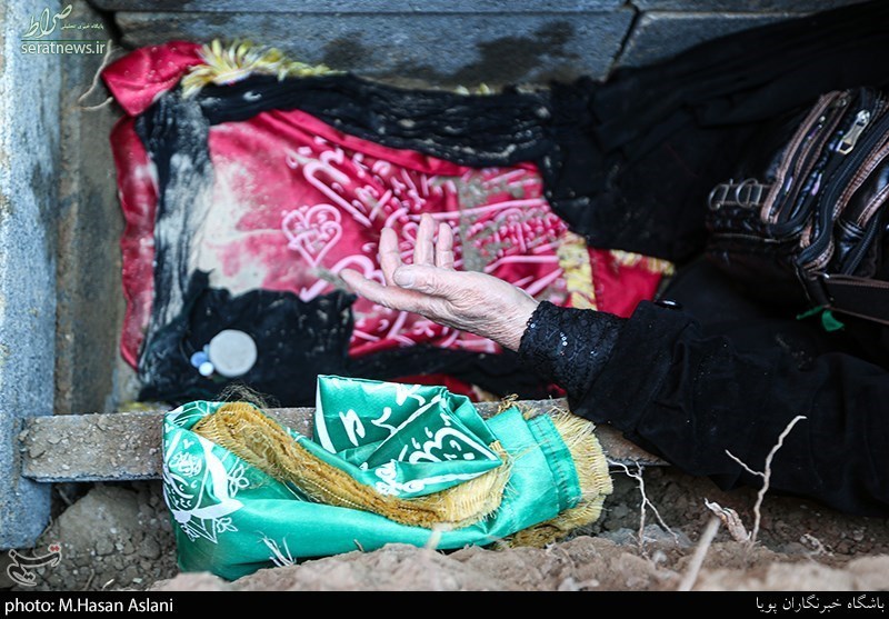 تصاویر / مادر شهید هادی طارمی در قبر پسرش