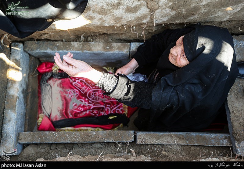تصاویر / مادر شهید هادی طارمی در قبر پسرش