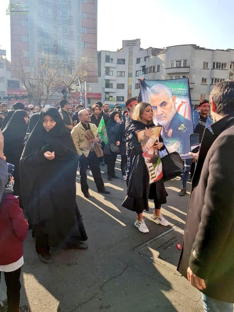تصاویر/ پوشش عجیب یک دختر در مراسم تشییع حاج قاسم