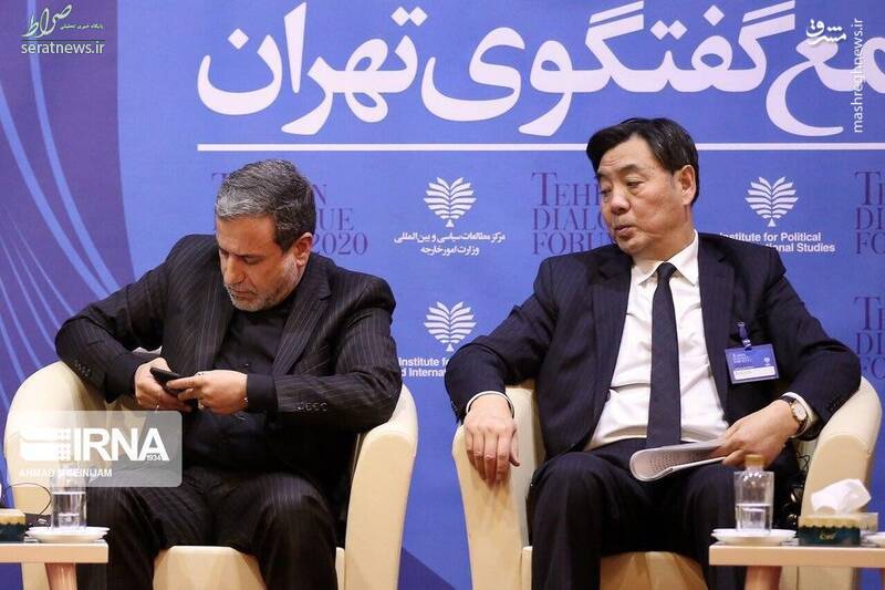 عکس/ دید زدن موبایل عراقچی توسط مهمان خارجی