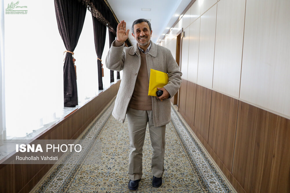 عکس/ احمدی‌نژاد بیرون از جلسه رسمی مجمع تشخیص