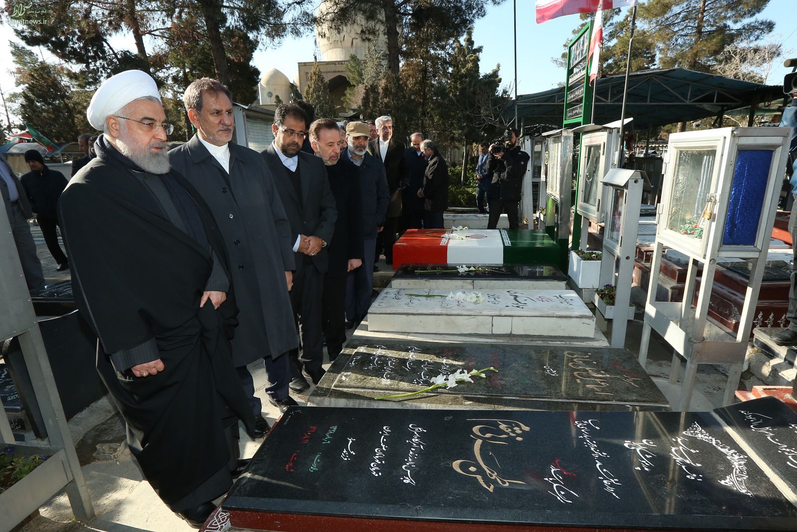 عکس/ حضور روحانی بر مزار پدر موشکی ایران