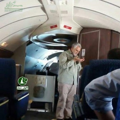 عکس/ اقامه نماز سردار سلیمانی در هواپیما