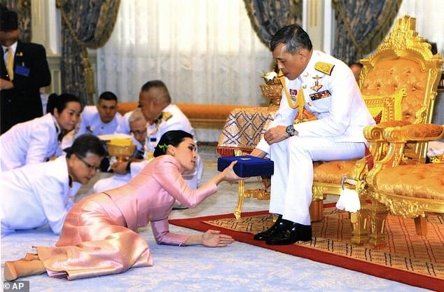 تصاویر عجیب از ازدواج پادشاه تایلند با محافظ خود+ عکس