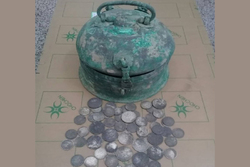 کشف صندوقچه حاوی 60 سکه قدیمی در فریمان
