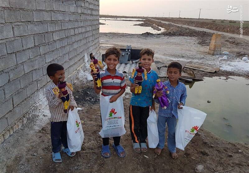 تصاویر/ هدیه متفاوت کودکان لبنان و سوریه به سیل‌زده‌ها