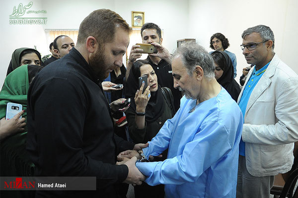 عکس/ محمدعلی نجفی با دستبند در دادسرای جنایی