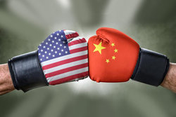 جنگ تجاری آمریکا و چین به اقتصاد جهان آسیب می‌زند