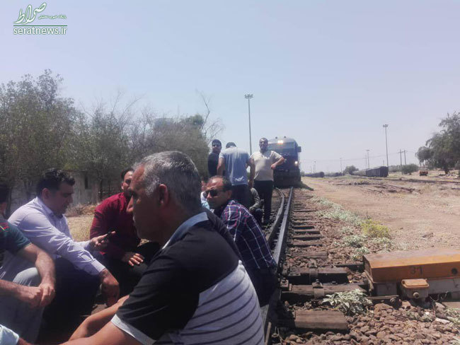 عکس/ تحصن اعتراضیِ مهمانداران در ریل قطار خوزستان