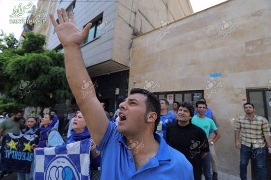 تجمع هواداران استقلال مقابل ساختمان باشگاه +تصاویر