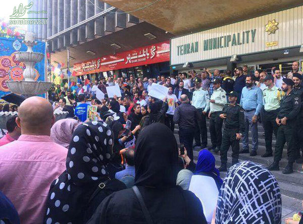 تجمع مقابل شهرداری تهران در اعتراض به سگ‌کشی +تصاویر