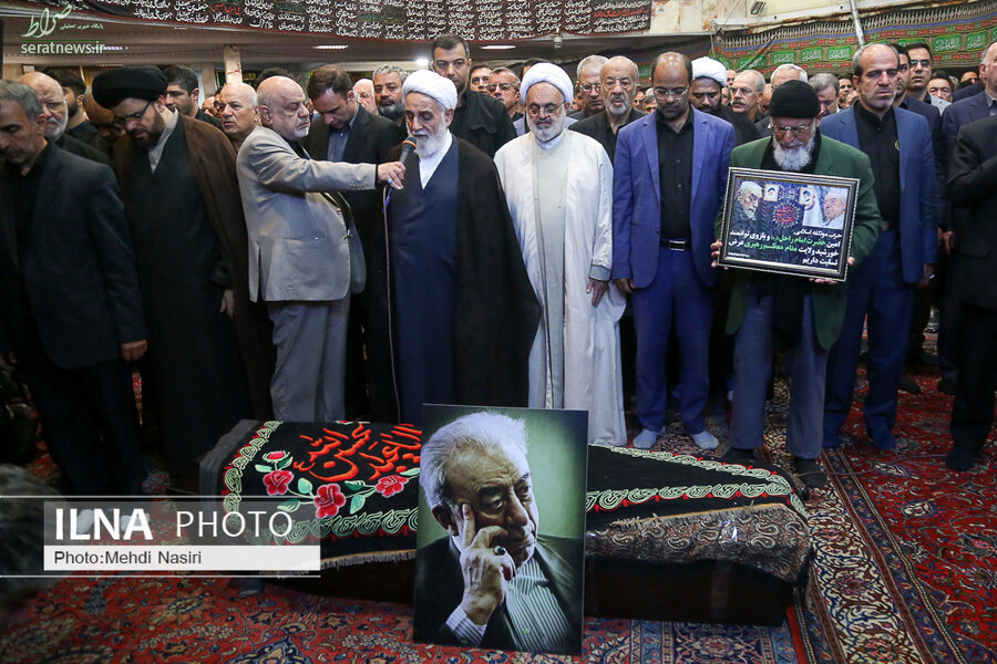 عکس/ نماز خواندن ناطق نوری بر پیکر مرحوم عسگراولادی