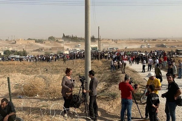 تجمع هزاران سوری مقابل پایگاه آمریکایی+ تصاویر