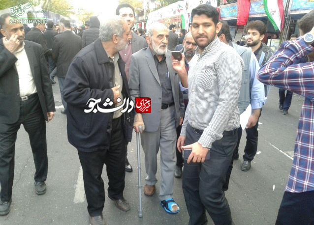 عکس/ مدیرمسئول کیهان با پای شکسته در راهپیمایی 13 آبان