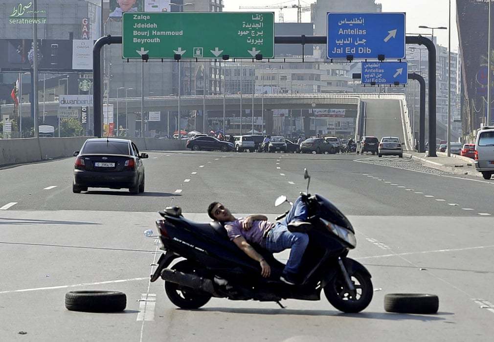 عکس/ اعتراض خاص جوان لبنانی با موتورسیکلت!
