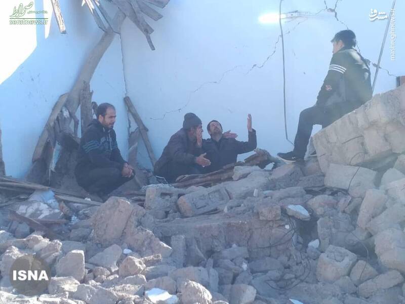 عکس/ پدر داغدار در محل فوت دخترش زیر آوار زلزله