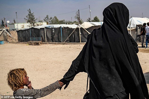 آشوب بیوه‌های چاقوکش داعشی و تروریست‌زاده‌ها در «الهول»+ تصاویر