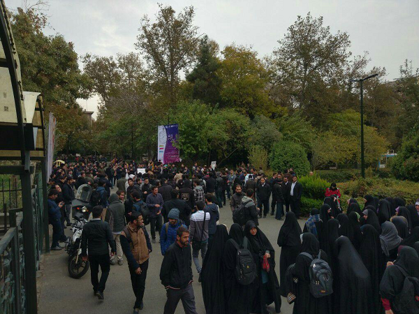 تجمع بنزینی در دانشگاه تهران+ تصاویر