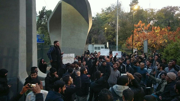 تجمع بنزینی در دانشگاه تهران+ تصاویر