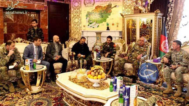 عکس/ پذیرایی افغان‌ها از ژنرال آمریکایی با آبمیوه ایرانی!