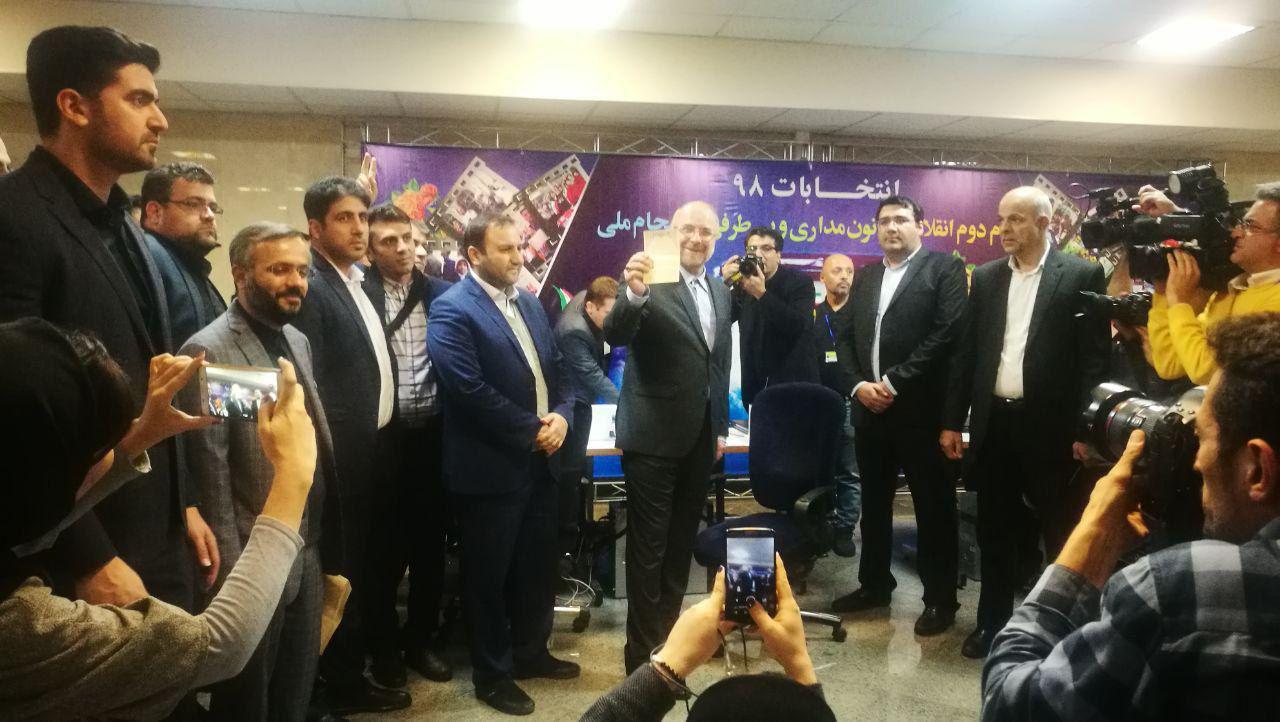 قالیباف برای نام‌نویسی وارد ستاد انتخابات کشور شد