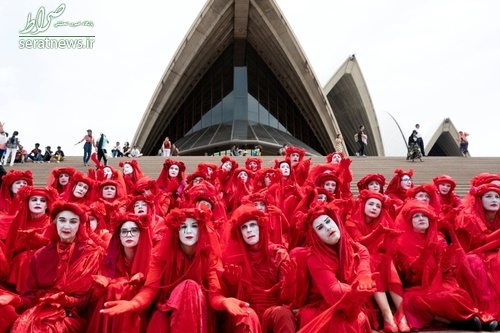 عکس / پوشش عجیب معترضین محیط زیستی در استرالیا