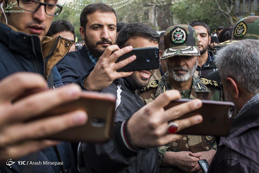 عکس/ سلفی فرمانده ارتش با مردم در میدان انقلاب