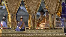 پادشاه تایلند با همسر چهارمش به جشن چاکری رفت+ عکس