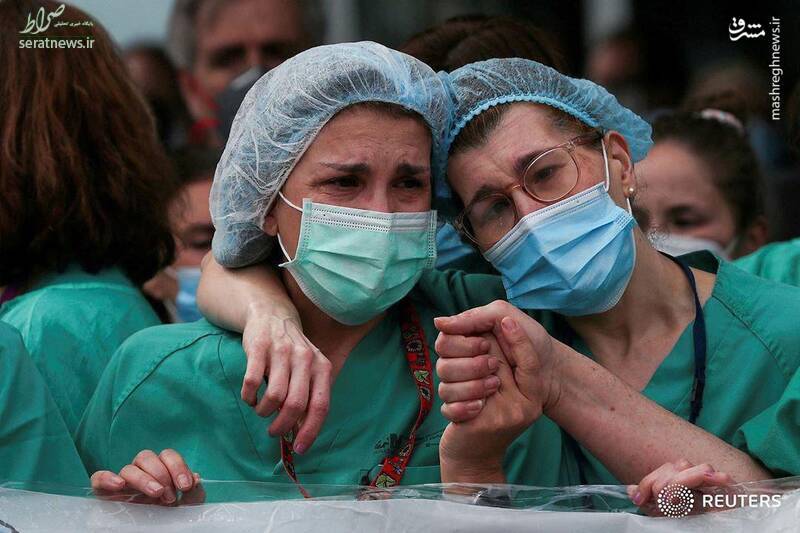 عکس/ گریه دو پرستار به خاطر درگذشت یکی از همکارانشان
