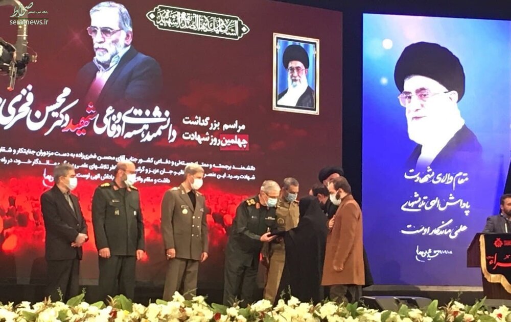اهدای نشان درجه یک نصر با امضای رهبر انقلاب به خانواده شهید فخری زاده+ عکس اهدای نشان درجه یک نصر با امضای رهبر انقلاب به خانواده شهید فخری زاده+ عکس