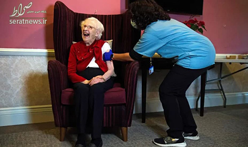 عکس/ تزریق واکسن آکسفورد به یک زن ۱۰۰ساله در لندن