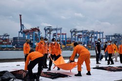 بیرون کشیدن اجساد قربانیان و لاشه هواپیمای اندونزی از دریا