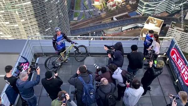 عکس/ صعود از پله‌های برج ۳۳ طبقه با دوچرخه
