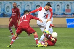 دیدار پرسپولیس و ذوب‌آهن یک روز به تعویق افتاد