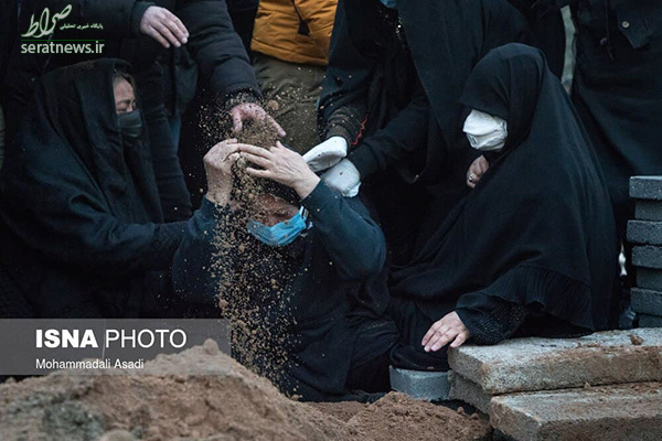 تصویرِ دردناک از مادر علی انصاریان بر سر مزار وی