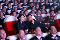همسر رهبر کره شمالی برای نخستین بار در طول یکسال در انظار عمومی ظاهر شد