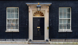 نخست وزیر انگلیس برای فرار از هزینه‌های بالای همسرش خیریه راه می‌اندازد