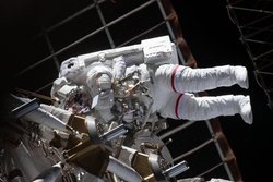 تصاویر فضانوردان حین پیاده‌روی فضایی