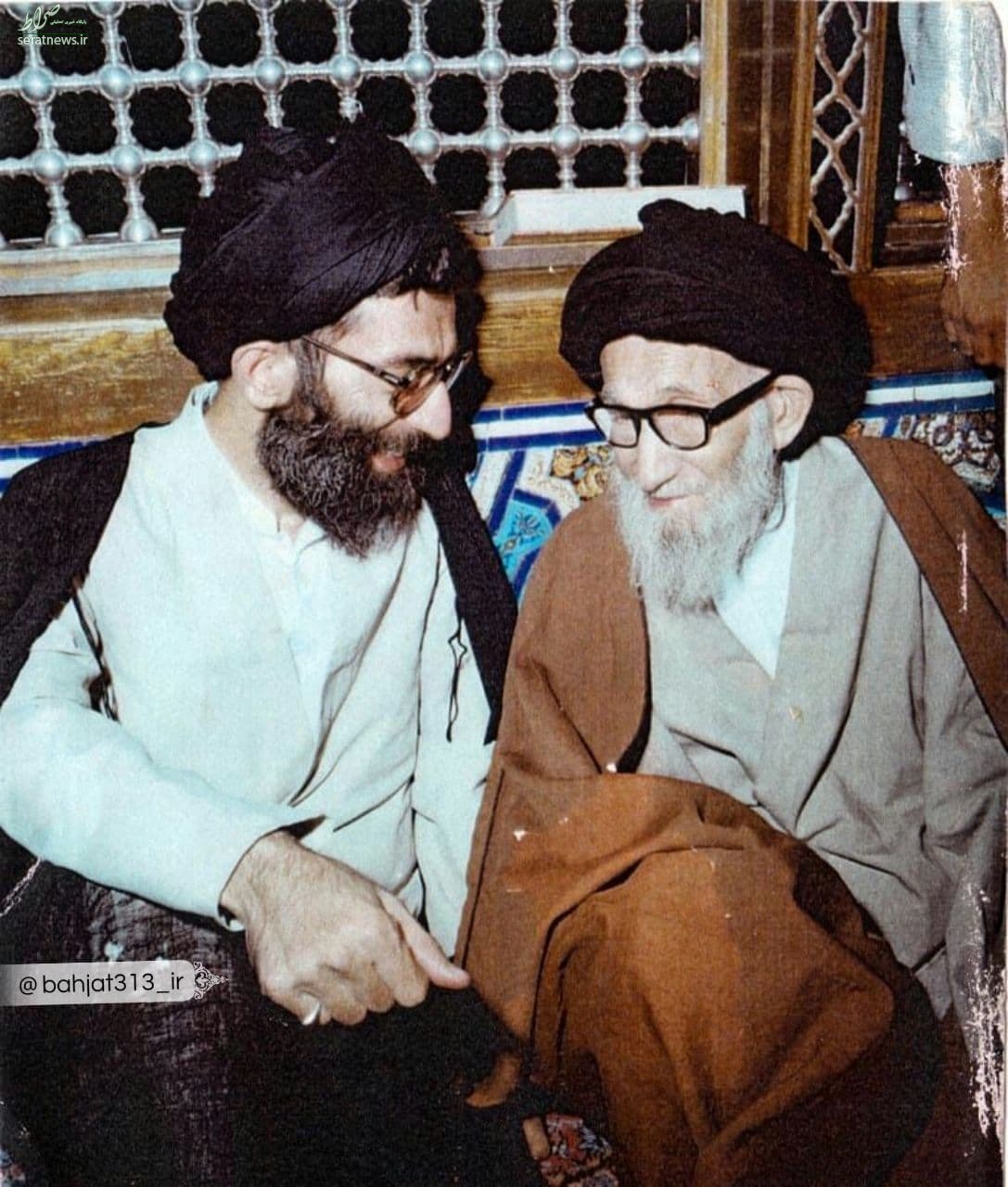 تصویری از رهبر انقلاب در کنار پدرشان