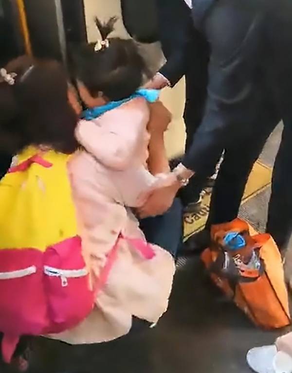 افتادن کودک روی ریل مترو به خاطر موبایل بازی مادر! + عکس