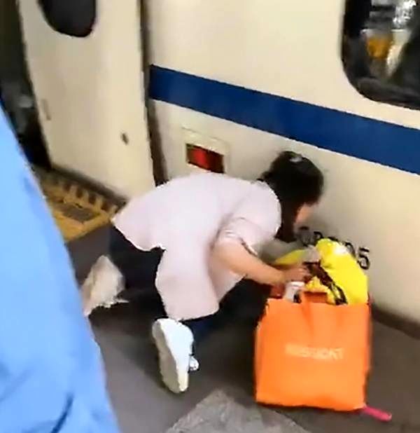 افتادن کودک روی ریل مترو به خاطر موبایل بازی مادر! + عکس