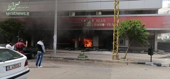 معترضان لبنانی چندین بانک طرابلس را آتش زدند